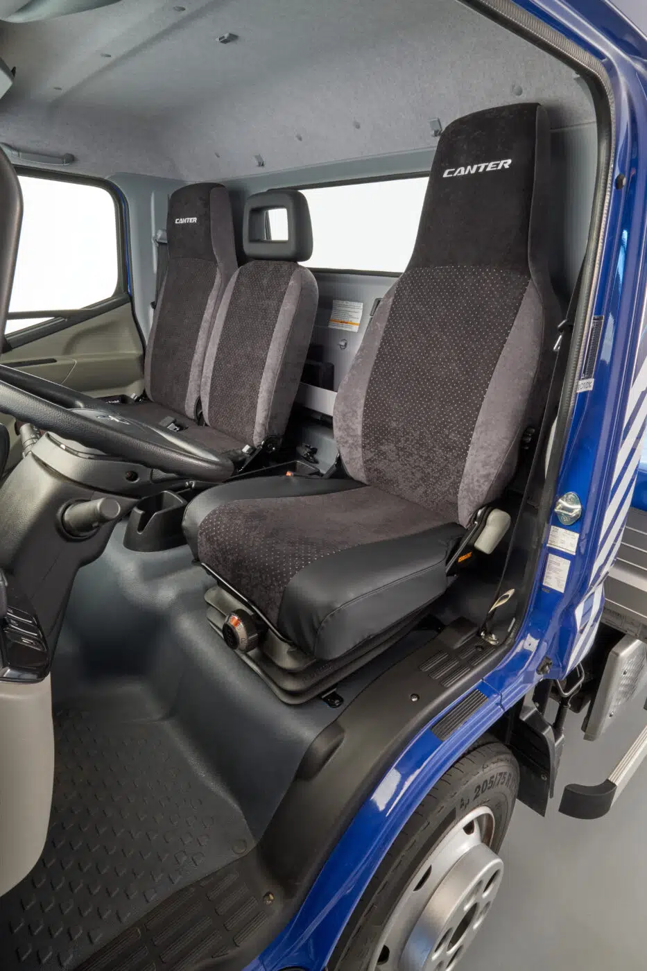 Potah sedadla FUSO poskytuje dokonalou ochranu interiéru před opotřebením a znečištěním. Prodlužuje životnost sedadel a svým kvalitním vzhledem přispívá k zachování hodnoty vašeho vozu Canter. Nová varianta „ALCANTA a VINYL“ kombinuje výhody obou materiálů. Použití umělé kůže v nástupní části sedadla chrání původní sedadlo před velkým zatížením způsobeným častým nastupováním a vystupováním řidiče.