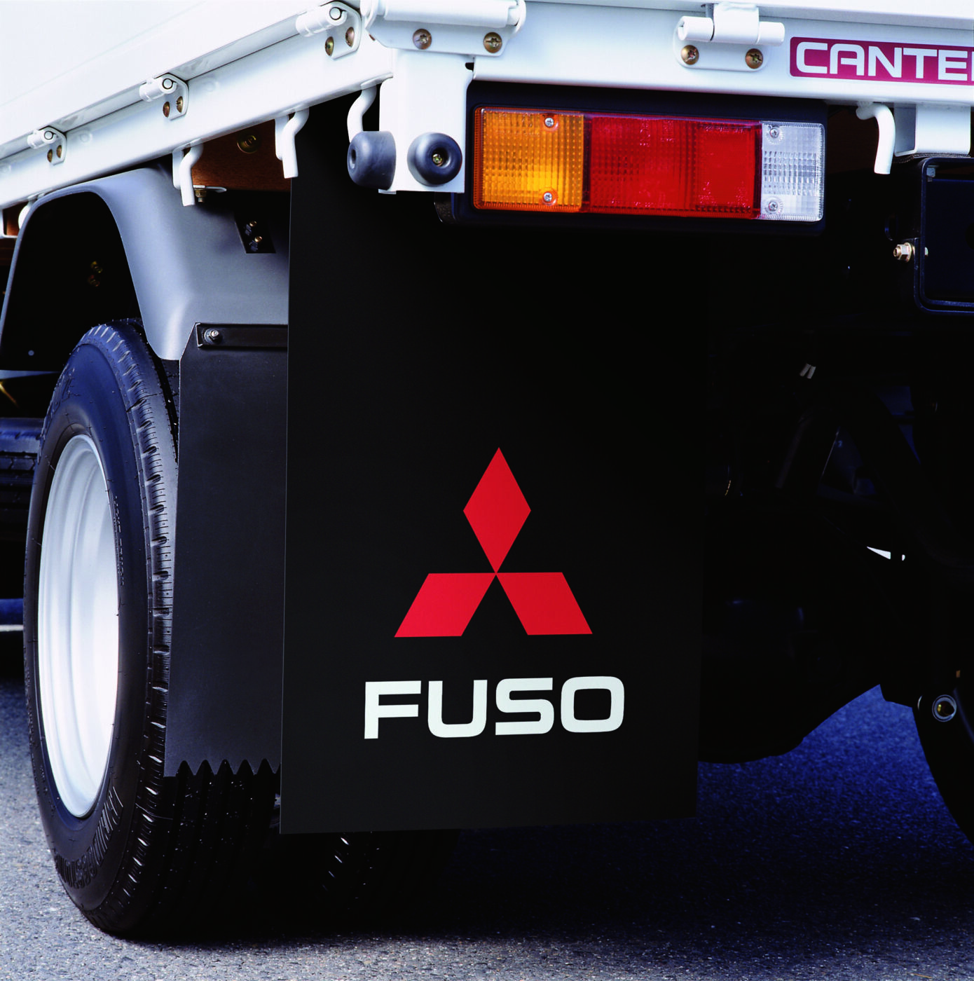 Deflektory nečistot FUSO chrání vozidlo, cestující, ostatní vozidla a chodce před blátem a nečistotami, které pneumatiky vyrážejí.