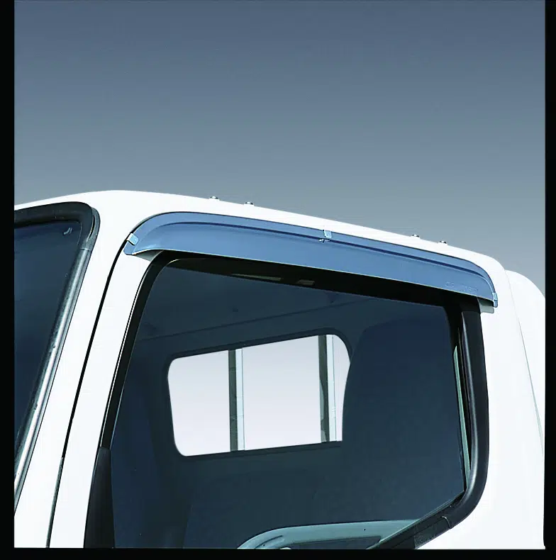 Deflektor větru FUSO umožňuje jízdu bez průvanu i při otevřeném okně.