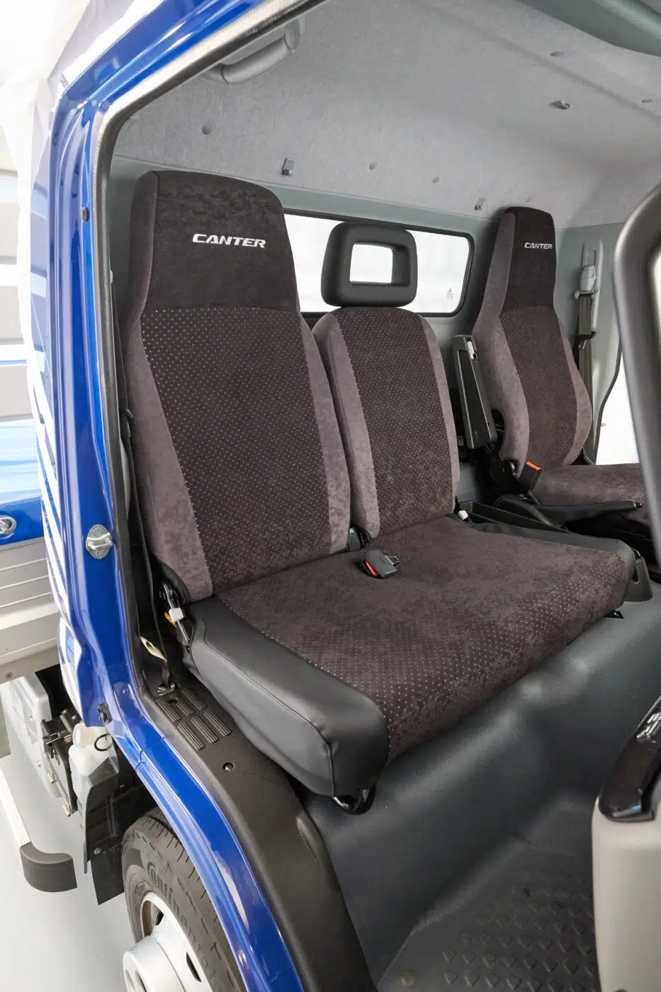 Potah sedadla FUSO poskytuje dokonalou ochranu interiéru před opotřebením a znečištěním. Prodlužuje životnost sedadel a svým kvalitním vzhledem přispívá k zachování hodnoty vašeho vozu Canter. S potahem sedadla FUSO „ALCANTA“ dodáte interiéru stylový nádech. Kromě toho všechny potahy sedadel nabízejí maximální pohodlí, aniž by to bylo na úkor funkčnosti, jako je například integrovaný stolek dvojitého sedadla spolujezdce.