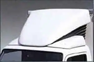 Střešní spoiler FUSO se montuje na střechu kabiny a je ideální pro skříňové karoserie, protože snižuje hluk větru při jízdě a snižuje spotřebu paliva až o 5 %.