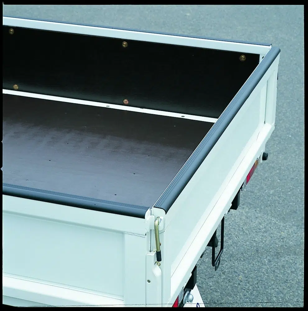 Chránič hran FUSO zvyšuje odolnost zadních dveří a pomáhá je chránit před poškrábáním, promáčknutím a rzí. Skládá se ze šesti dílů (40 mm x 1900 mm).