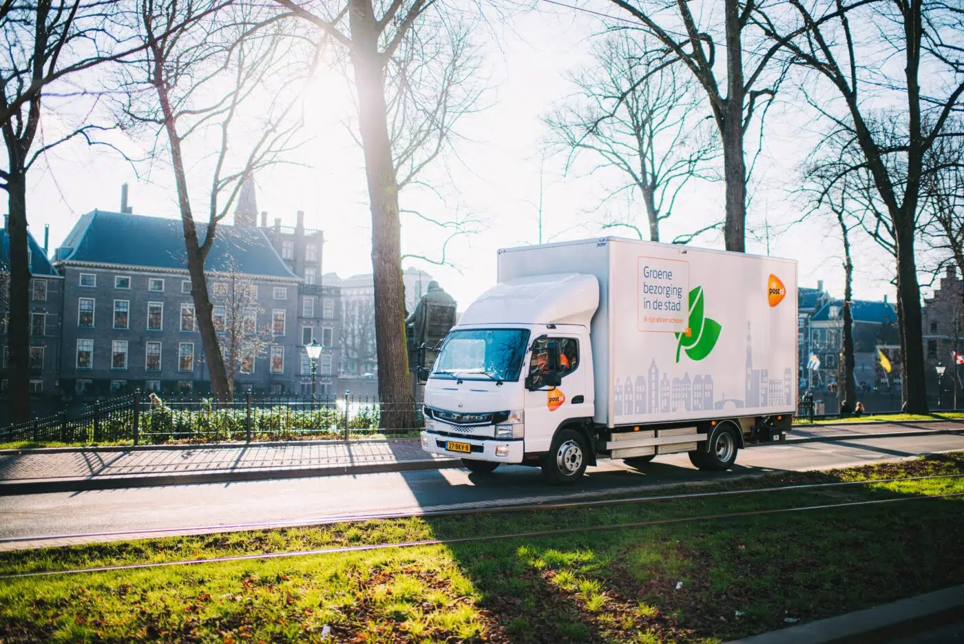 Se svým plně elektrickým vozem FUSO eCanter realizuje společnost PostNL ideální verzi městské distribuční dopravy – bez emisí a s tichým provozem.