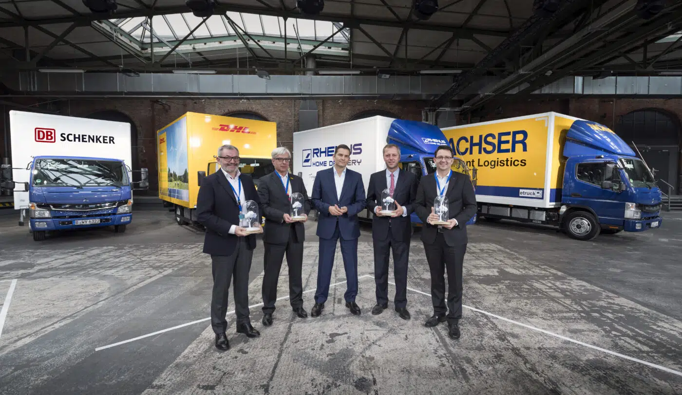 První čistě elektricky poháněné sériové vozy FUSO eCanter, které vyjely na evropské silnice, nyní slouží logistickým gigantům DHL, DB Schenker, Rhenus a Dachser.