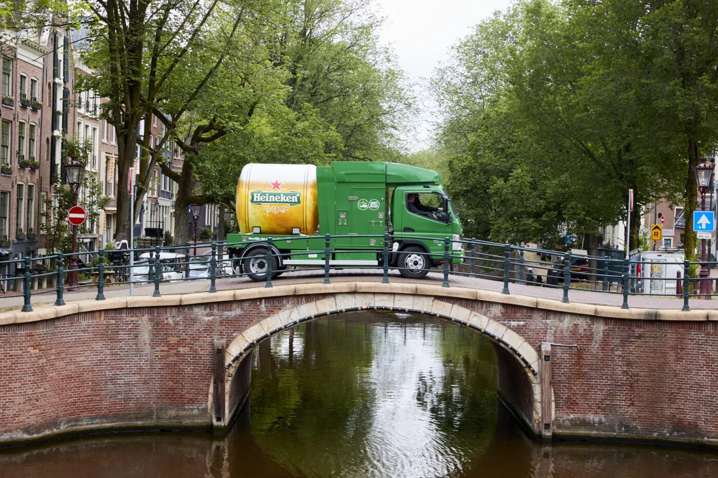 Plně elektrický vůz FUSO eCanter se speciální cisternovou nástavbou rozváží pivo Heineken v Amsterdamu bez emisí a hluku.