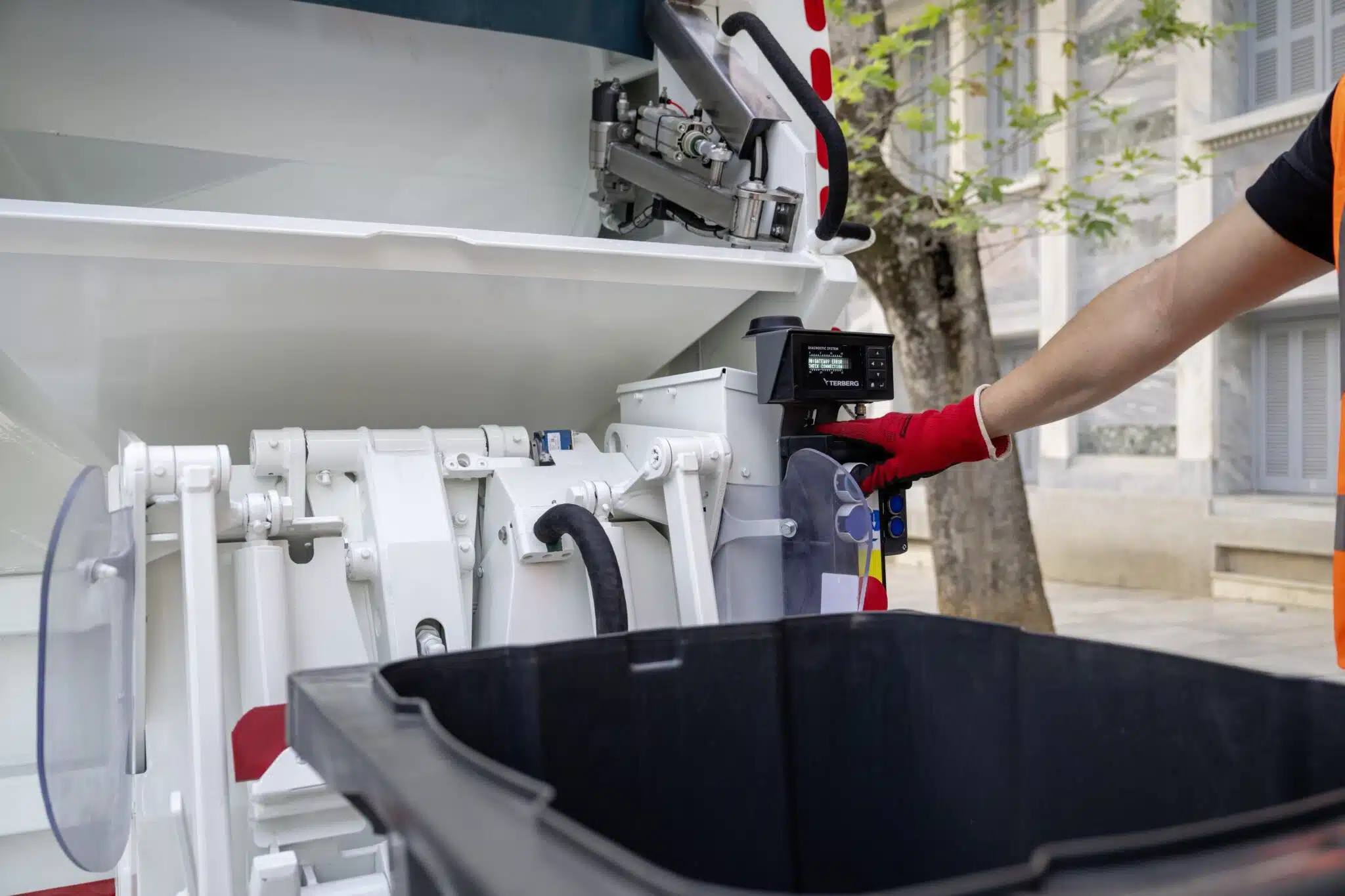 FUSO eCanter räumt auf: 89 batterieelektrische Lkw sammeln Abfall in Athen und Thessaloniki
FUSO eCanter cleans up: 89 battery-electric trucks collect waste in Athens and Thessaloniki