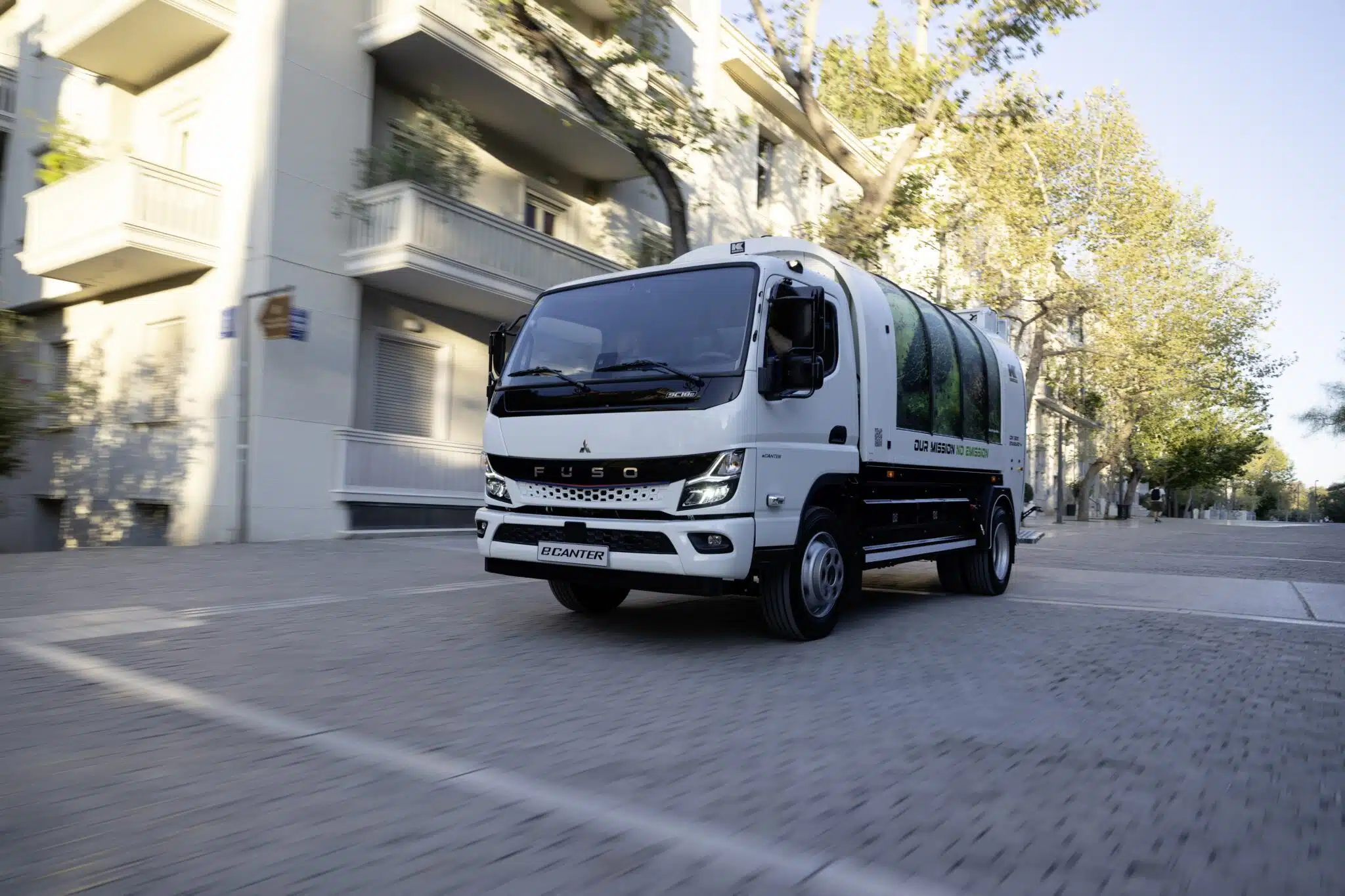 FUSO eCanter räumt auf: 89 batterieelektrische Lkw sammeln Abfall in Athen und Thessaloniki
FUSO eCanter cleans up: 89 battery-electric trucks collect waste in Athens and Thessaloniki